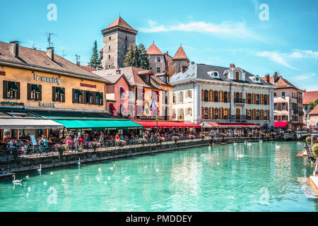 7 août 2018, Annecy France : Riverside Thiou et la rue pleine de touristes à Annecy HDR Banque D'Images