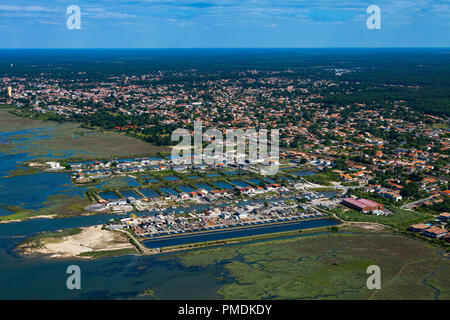 Gujan-Mestras (sud-ouest de la France) : Vue aérienne du village et du port ostréicole dans le bassin d'Arcachon (non disponible pour l'édition de cartes postales) Banque D'Images