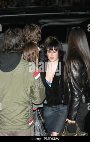 'La douzaine à meilleur marché' Premiere 12/14/2003 Demi Moore et Ashton Kutcher arrivant avec ses enfants Photo de Joseph Martinez / fichier PictureLux 0175 référence #  21663-picturelux pour un usage éditorial uniquement - Tous droits réservés Banque D'Images