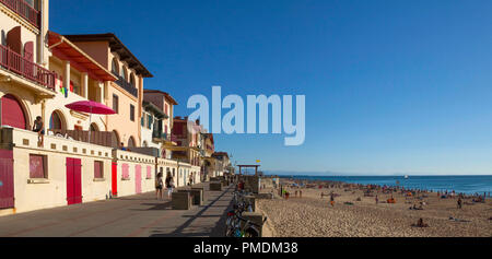 Hossegor (dans le sud-ouest de la France) : maisons, maisons de vacances sur le bord de mer et la plage en été (non disponible pour la production de cartes postales) Banque D'Images