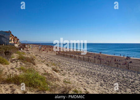 Hossegor (dans le sud-ouest de la France) : maisons, maisons de vacances sur le bord de mer et la plage en été (non disponible pour la production de cartes postales) Banque D'Images