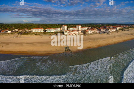 Hossegor (sud-ouest de la France) : Vue aérienne de la maisons et maisons de vacances au bord de l'eau et la plage en été (pas disponible pour carte postale Banque D'Images