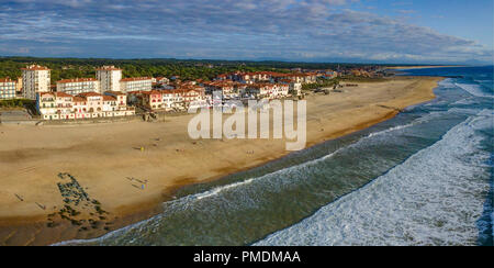 Hossegor (sud-ouest de la France) : Vue aérienne de la maisons et maisons de vacances au bord de l'eau et la plage en été (pas disponible pour carte postale Banque D'Images