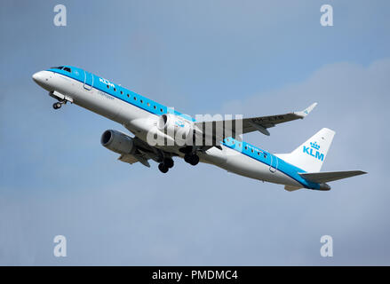 KLM City Hopper d'Amsterdam à l'aéroport d'Inverness sur c'est tous les jours voyage prévu sur la mer du Nord. Banque D'Images