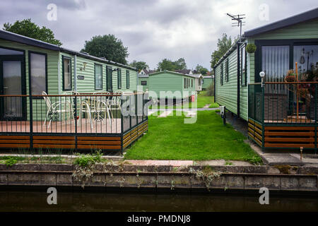 Les maisons de vacances près de Norbury Junction vu du canal de Shropshire Union Banque D'Images