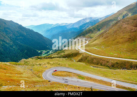 La route Transfagarasan (Transfagarash), la plus belle et dangereuse route en Europe, la Roumanie. Carpates, crête Fagaras. Banque D'Images