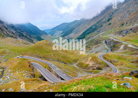 La route Transfagarasan (Transfagarash), la plus belle et dangereuse route en Europe, la Roumanie. Carpates, crête Fagaras. Banque D'Images