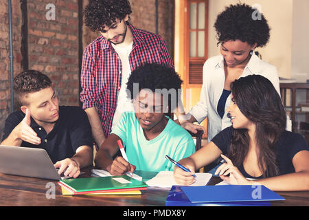 Équipe d'étudiants américains d'apprendre pour l'examen à l'université Banque D'Images