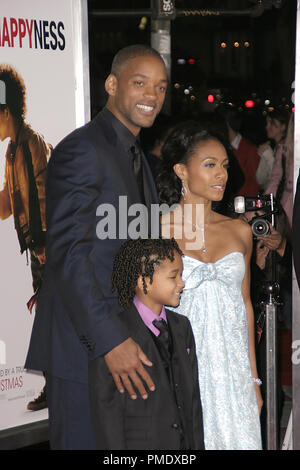 Poursuite du bonheur (création) Will Smith, Jaden Smith, Jada Pinkett Smith 12-7-2006 / Mann Village Theatre / Westwood, CA / Columbia Pictures / Photo par Joseph Martinez - Tous droits réservés référence #  22873 0097PLX pour un usage éditorial uniquement - Banque D'Images