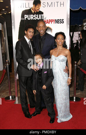 "Poursuite du bonheur" (Création) Trey Smith, Will Smith, Jaden Smith, Jada Pinkett Smith 12-7-2006 / Mann Village Theatre / Westwood, CA / Columbia Pictures / Photo par Joseph Martinez - Tous droits réservés référence #  22873 0102PLX pour un usage éditorial uniquement - Banque D'Images