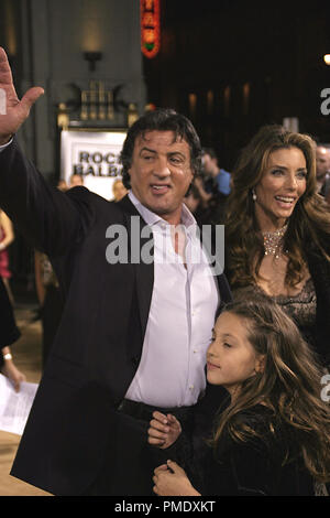 Rocky Balboa (création) Sylvester Stallone, Jennifer Flavin 12-13-2006 / le Grauman's Chinese Theatre / Hollywood, CA / MGM / Photo par Joseph Martinez - Tous droits réservés référence #  22879 0075PLX pour un usage éditorial uniquement - Banque D'Images