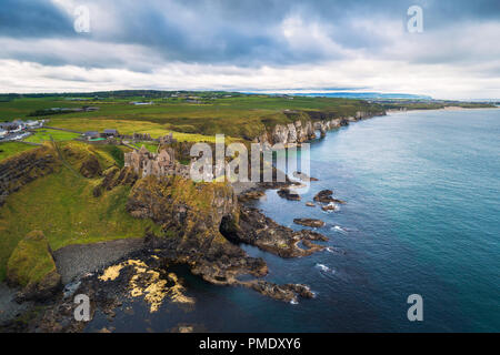 Vue aérienne de la cité médiévale et les ruines du château de Dunluce falaises environnantes en Irlande Banque D'Images