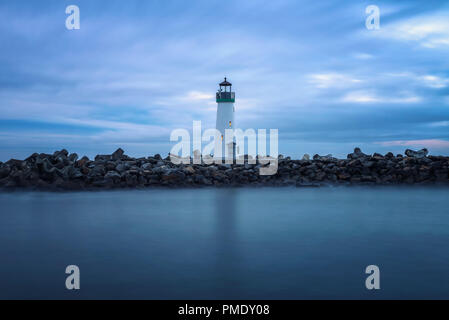 Lever du soleil au-dessus de Santa Cruz Breakwater Lighthouse, également connu sous le nom de phare Walton situé au port de Santa Cruz dans la baie de Monterey, Californie. Lon Banque D'Images