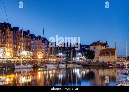 La côte Normande, dans la région appelée "Côte Fleurie - Côte de Grâce' : façade de vieilles maisons le long du port de Honfleur (Normandie, nord-ouest de la France Banque D'Images