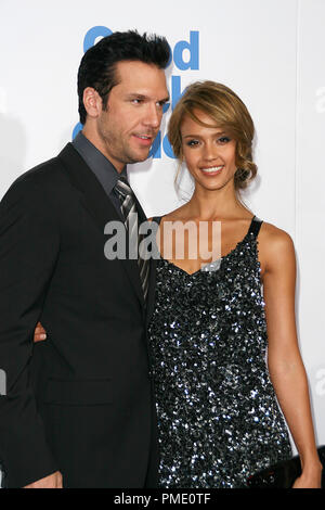 Bonne chance Chuck (création) Dane Cook, Jessica Alba 9-19-2007 / Mann Théâtre National / Los Angeles, CA / Lions Gate Films / Photo par Joseph Martinez référence #  23188 Fichier 0024PLX pour un usage éditorial uniquement - Tous droits réservés Banque D'Images