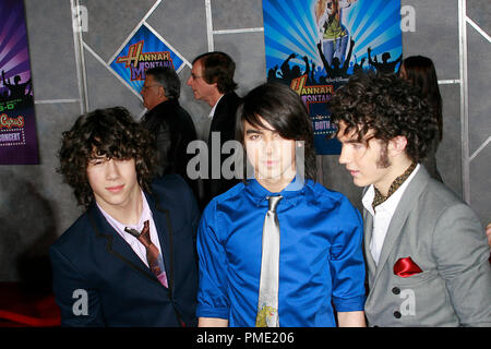 'Hannah Montana & Miley Cyrus : Meilleur des Deux Mondes' Concert Tour Premiere Nick Jonas, Joe Jonas et Kevin Jonas des Jonas Brothers 1-17-2008 / El Capitan Theatre / Walt Disney Pictures / Hollywood, CA / Photo par Joseph Martinez référence #  23332 Fichier 0032PLX pour un usage éditorial uniquement - Tous droits réservés Banque D'Images