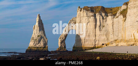 Etretat : falaises abruptes le long de la "Côte d'Albâtre' (côte normande), dans la zone appelée "Pays de Caux", une région naturelle du nord de la France. "L'aiguille" (le N Banque D'Images