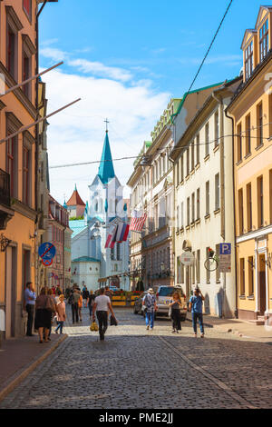 Riga Lettonie vieille ville, vue le long de la rue Pils iela vers l'église catholique colorée notre Dame des Sorrows dans le centre historique de la vieille ville de Riga, Lettonie. Banque D'Images