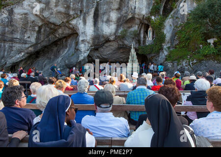 Lourdes (sud-ouest de la France) : grotte de Massabielle, Notre Dame de Lourdes sanctuaire. Fidèles priant devant la grotte (pas disponible pour postc Banque D'Images