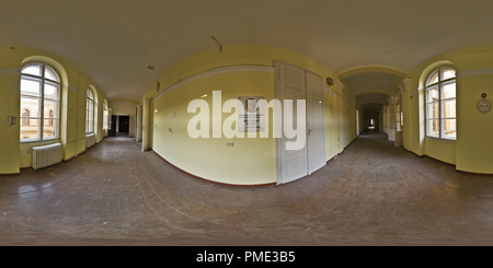 Vue panoramique à 360° de Le recteur de l'Université de Szeged avant qu'un bâtiment rénovation - corridor