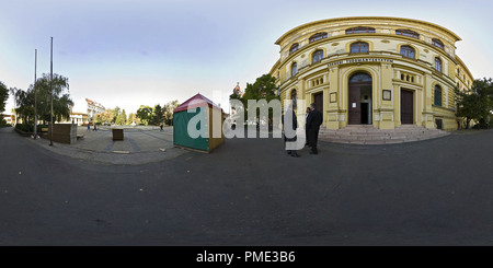 Vue panoramique à 360° de Le recteur de l'Université de Szeged avant qu'un bâtiment principal - rénovation entrace