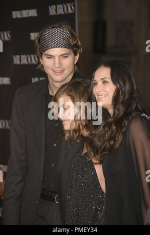 M. Brooks (création) Ashton Kutcher, Tallulah Belle Willis, Demi Moore 5-22-2007 / Grauman's Chinese Theatre / Hollywood, CA / MGM / © Joseph Martinez / Picturelux - Tous droits réservés référence #  23085 0051PLX pour un usage éditorial uniquement - Tous droits réservés Banque D'Images