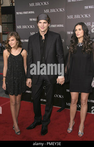 'Mr. Brooks (création) Tallulah Belle Willis, Ashton Kutcher, Demi Moore 5-22-2007 / Grauman's Chinese Theatre / Hollywood, CA / MGM / © Joseph Martinez / Picturelux - Tous droits réservés référence #  23085 0056PLX pour un usage éditorial uniquement - Tous droits réservés Banque D'Images