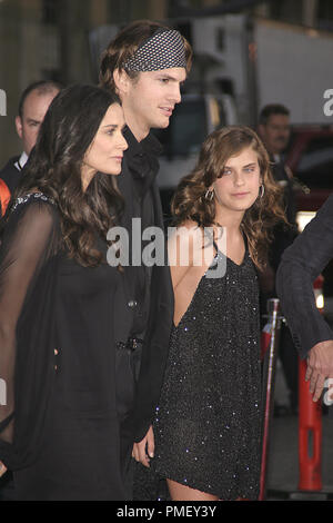 M. Brooks (création) Demi Moore, Ashton Kutcher, Tallulah Belle Willis 5-22-2007 / Grauman's Chinese Theatre / Hollywood, CA / MGM / © Joseph Martinez / Picturelux - Tous droits réservés référence #  23085 0062PLX pour un usage éditorial uniquement - Tous droits réservés Banque D'Images