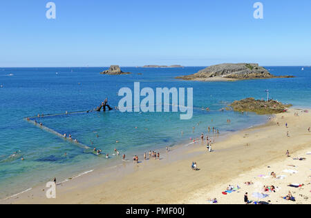 Plage Bon Secours avec une piscine d'eau de mer, island Grand Bé, fort Petit Bé, à Saint-Malo (Bretagne, France, Europe). Banque D'Images