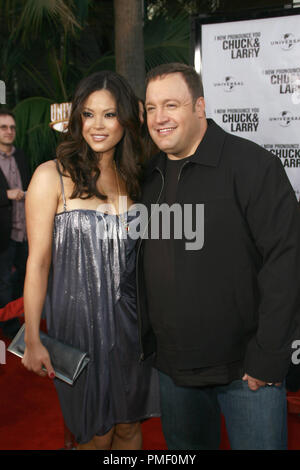 'Je vous prononce maintenant Chuck et Larry" (Création) Steffiana De La Cruz, Kevin James 7-12-2007 / Amphithéâtre Gibson et CityWalk Cinemas / Universal City, CA / Universal Pictures / Photo par Joseph Martinez référence #  23115 Fichier 0017PLX pour un usage éditorial uniquement - Tous droits réservés Banque D'Images