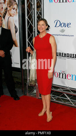 La premiere femme Annette Bening 9-4-2008 / Mann Village Theatre / Los Angeles, CA / Picturehouse / Photo © Joseph Martinez / Picturelux 23595 Numéro de référence de dossier 0053JM pour un usage éditorial uniquement - Tous droits réservés Banque D'Images