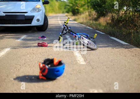 Accident Accident de voiture avec vélo sur route Banque D'Images