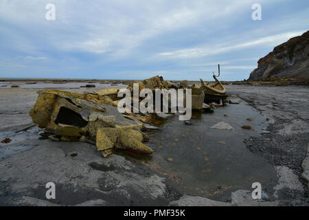 L'épave de l'amiral von Trump et Nab noir à Saltwick Bay, North Yorkshire Moors, England UK Banque D'Images