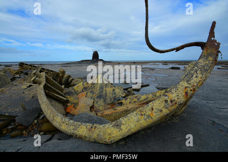 L'épave de l'amiral von Trump et Nab noir à Saltwick Bay, North Yorkshire Moors, England UK Banque D'Images