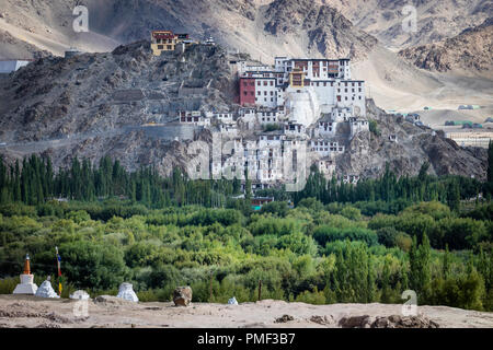 Vue sur le monastère de Spituk contre fond de montagnes dans la région de Ladakh Inde Banque D'Images