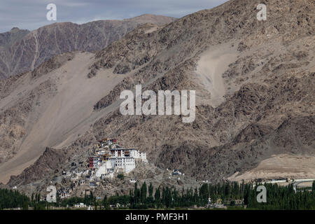 Vue sur le monastère de Spituk contre fond de montagnes dans la région de Ladakh Inde Banque D'Images