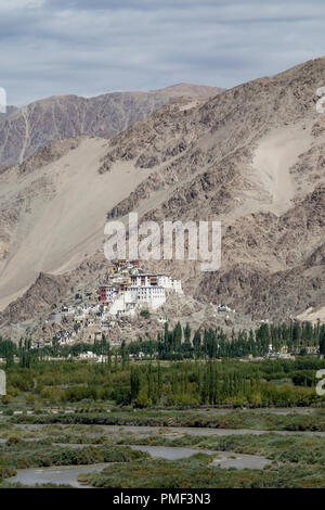 Vue sur le monastère de Spituk contre fond de montagnes dans la région de Ladakh Inde Banque D'Images