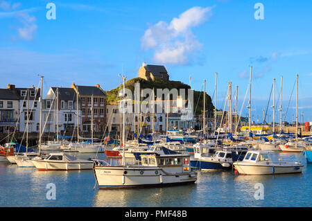 Port d'Ilfracombe et chapelle saint Nicolas dans le Nord du Devon, England, UK Banque D'Images