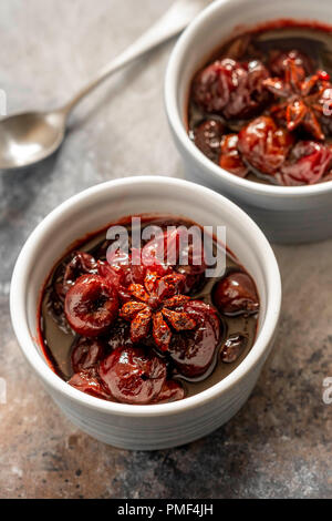 Cerises pochées à la badiane Banque D'Images