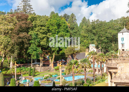 Station touristique populaire de Portmeirion, au nord du Pays de Galles, Royaume-Uni, le village construit par Clough Williams-Ellis. Banque D'Images