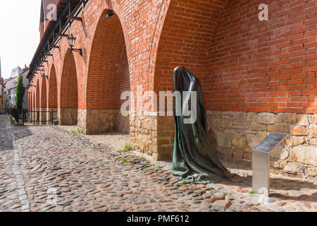 Vieux Mur de la ville de Riga, vue sur la ville médiévale dans Troksnu Iela y compris une sculpture moderne intitulé Le Fantôme, Riga, Lettonie. Banque D'Images