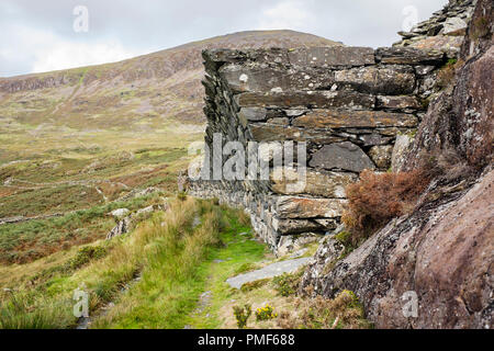 Hebog Moel et des surplombs de mur au-dessus de vieilles lignes de tram dans Gorseddau ardoise dans le parc national de Snowdonia. Cwmystradllyn Porthmadog Gwynedd au Pays de Galles UK Banque D'Images