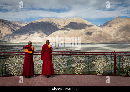 Deux moines regardez la vallée du monastère de Diskit Numbra dans la vallée de la région de l'Inde Ladakh Banque D'Images