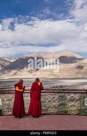 Deux moines regardez la vallée du monastère de Diskit Numbra dans la vallée de la région de l'Inde Ladakh Banque D'Images