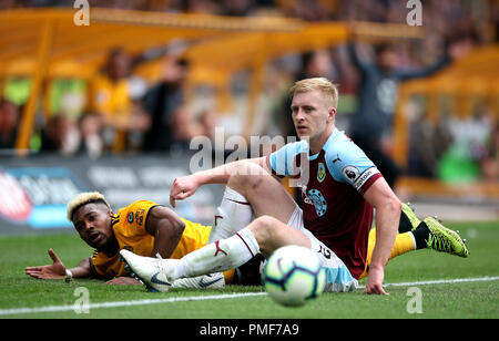 Adama Traore des Wolverhampton Wanderers (à gauche) et du Burnley Ben Mee (à droite) sur le terrain Banque D'Images