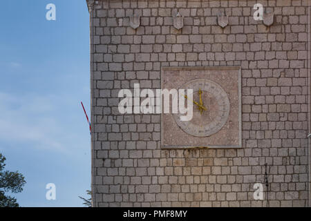 Carreaux de pierre de la tour de l'horloge. Réveil sont dans un carré, cercle intérieur, chiffres romains. Grande Place, partie historique de la ville de Krk, île de Krk, Croatie. Banque D'Images