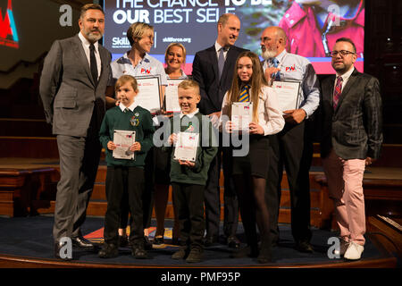 David Walliams (à gauche) et le duc de Cambridge (4e à droite) présente le Prix du Prince William aux gagnants à l'Université de Birmingham au premier plan national d'SkillForce le Prince William Award Cérémonie de remise de diplômes. Banque D'Images