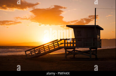 Station d'un sauveteur est découpé sur le coucher de soleil sur le sable de la plage de Venice, Los Angeles, Californie, USA. Banque D'Images