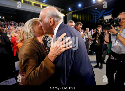 Les Libéraux Démocrates Chef Sir Vince Cable est félicité par son épouse Rachel après son discours à la Conférence d'automne des démocrates libéraux au centre de Brighton à Brighton. Banque D'Images