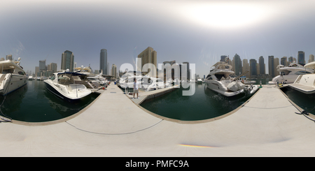 Vue panoramique à 360° de La Marina de Dubaï à jour